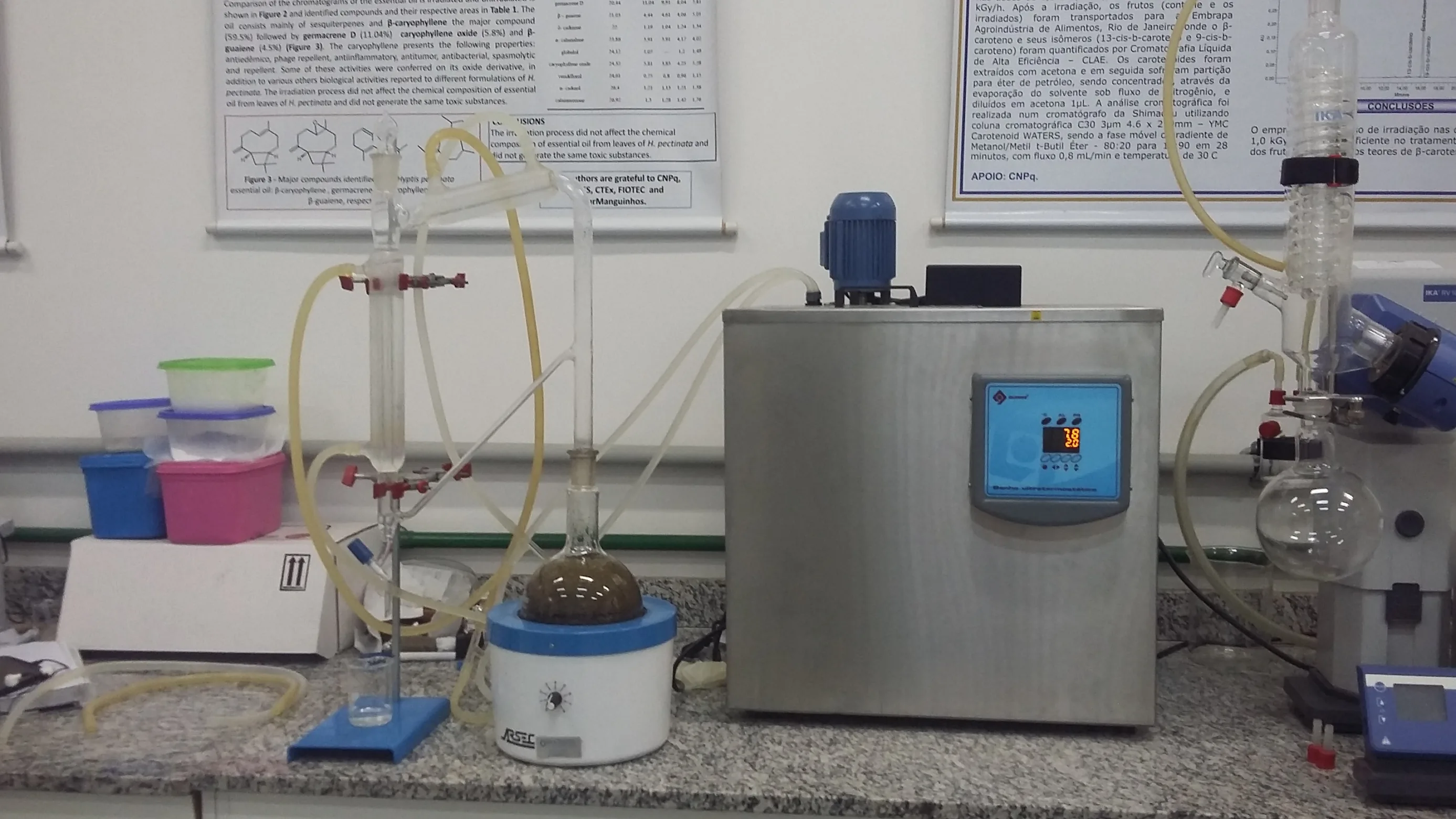 Equipamentos e bancada de laboratório utilizados em pesquisa