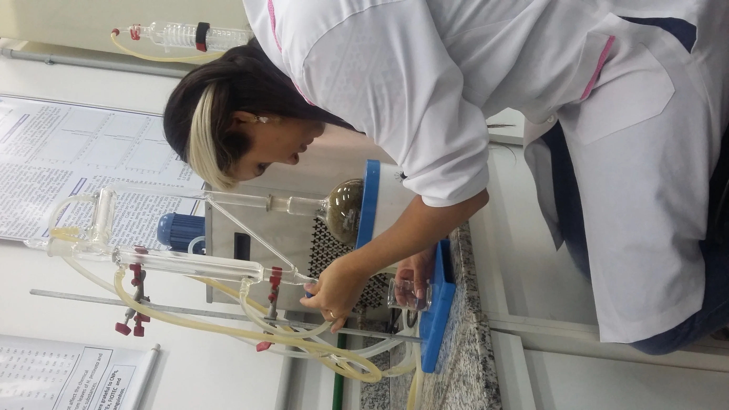 Danielle Brito em atividade de pesquisa em laboratório