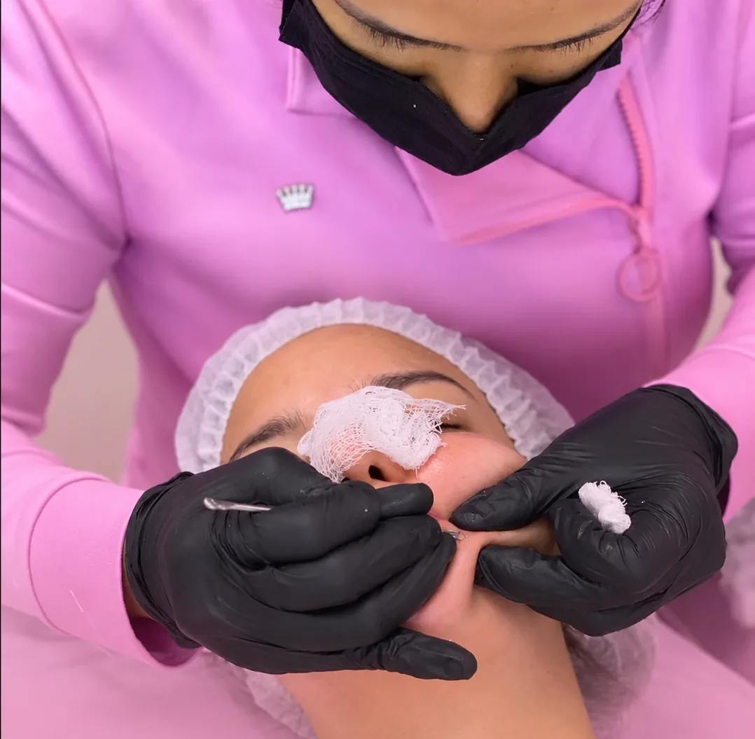 Danielle Brito realizando atendimento estético regenerativo